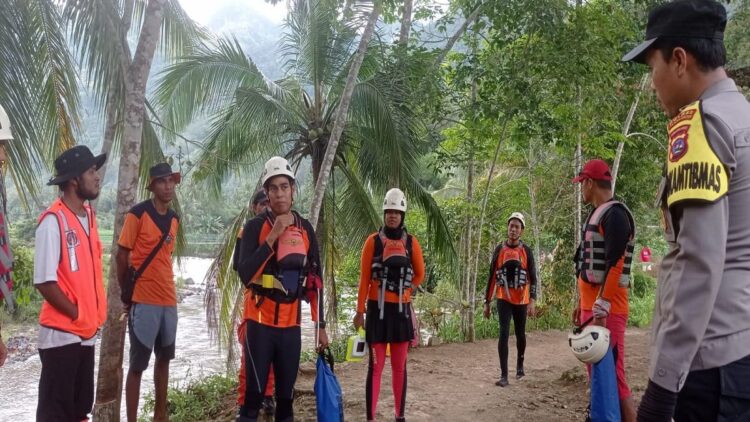 Basarnas melakukan pencarian terhadap pria gaek yang hilang di Batang Sinamar. (Foto: Dok. Basarnas)
