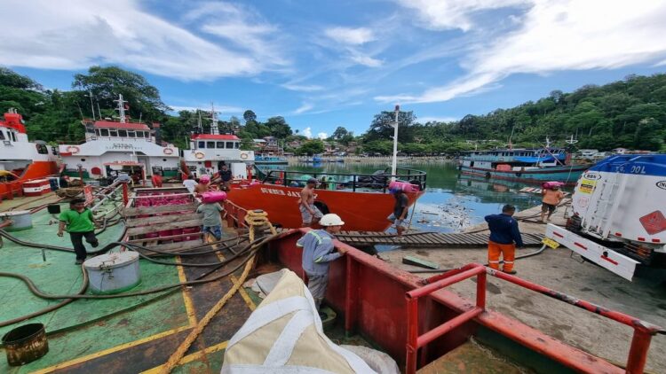 Kesiapan Pertamina Sediakan Kebutuhan BBM Sambut Lebaran di Sumbar 1 Penyaluran BBM menggunakan kapal ke Kepulauan Mentawai. (Foto: Dok. Pertamina)