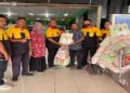 Andre Rosiade Bagikan Ratusan Paket Sembako untuk Porter Bandara Internasional Minangkabau 5 Andre Rosiade Bagikan Ratusan Paket Sembako untuk Porter Bandara Internasional Minangkabau