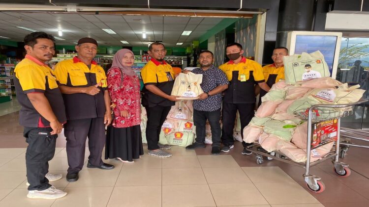 Andre Rosiade Bagikan Ratusan Paket Sembako untuk Porter Bandara Internasional Minangkabau 1 Wakil Bendahara DPD Partai Gerindra Sumbar Hendra Afnezola bersama Sekretaris Perempuan Indonesia Raya (PIRA) Sumbar Nurhaida menyerahkan sembako Andre Rosiade kepada porter BIM. (Foto: Dok. Istimewa)