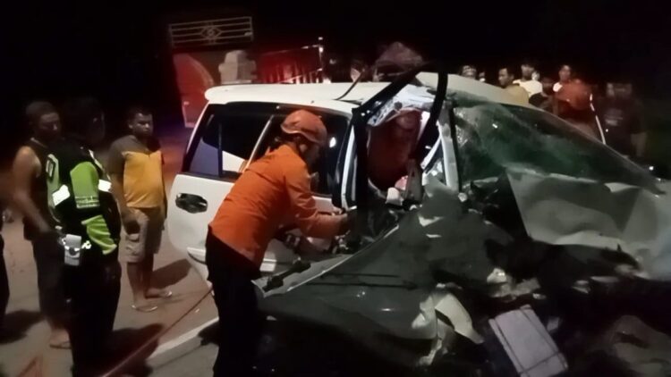 Mobil Innova Kecelakaan di Sitinjau Lauik, 1 Orang Dilaporkan Tewas 1 Sopir mobil Innova yang terlibat kecelakaan di Sitinjau Lauik dievakuasi petugas. (Foto: Dok. Istimewa)