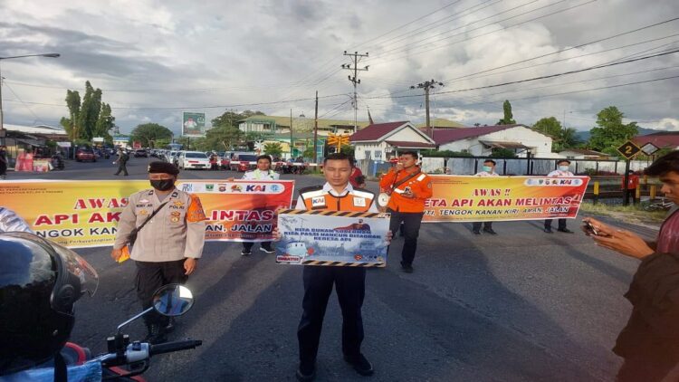 Jalan di depan Stasiun Simpang Haru Padang ditutup sementara dalam sosialisasi keselamatan berkendara di perlintasan sebidang. (Foto: Dok. Radarsumbar.com)
