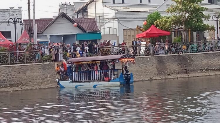 Masyarakat menikmati perahu hias dalam Festival Muaro Padang. (Foto: Dok. Muhammad Aidil)