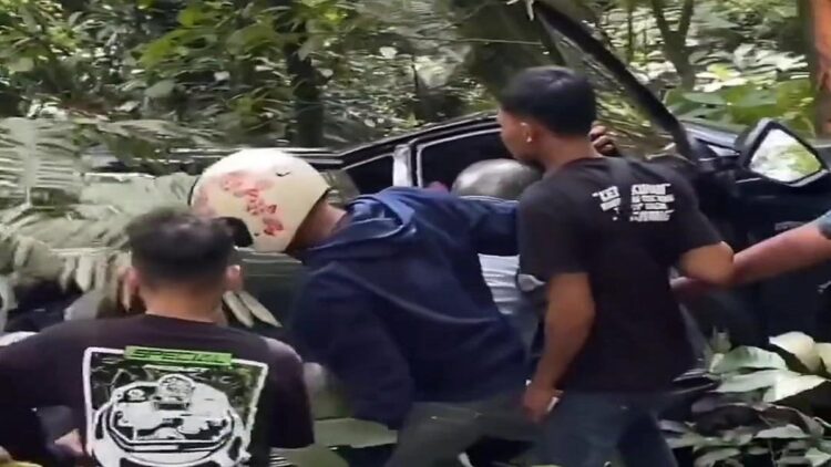 Penumpang mobil Avanza yang nyaris masuk jurang Sitinjau Lauik dievakuasi. (Foto: Dok. Istimewa)