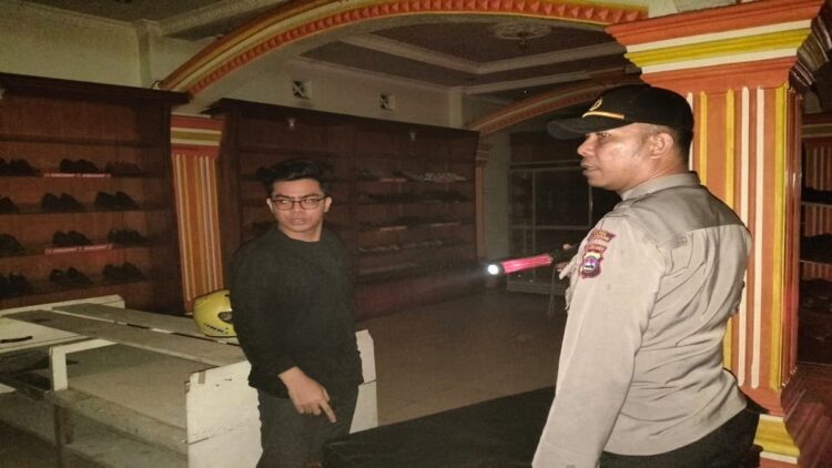 Polsek Batang Anai melakukan identifikasi usai terjadi kebakaran toko sepatu. (Foto: Dok. Istimewa)
