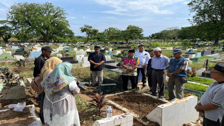 Direktur PNP, Surfa Yondri dan jajaran menghadiri langsung pemakaman salah seorang pegawai yang ditemukan meninggal mendadak beberapa waktu lalu. (Foto: Dok. Radarsumbar.com)