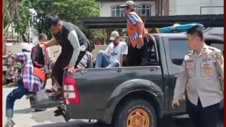 Polsek Padang Barat mengamankan 6 juru parkir yang bikin resah pengunjung Pantai Padang. (Foto: Dok. Istimewa)