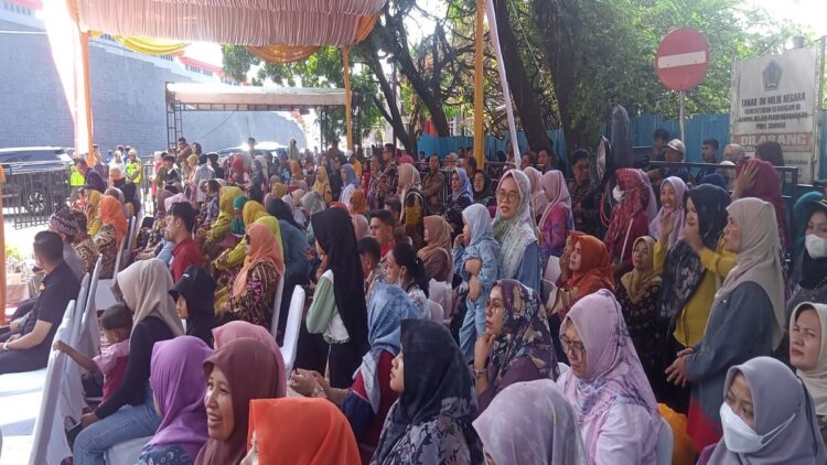 Festival Muaro Padang Resmi Ditutup, Sejumlah ASN Pemko Tampak Hadir 1 Sejumlah ASN meramaikan penutupan Festival Muaro Padang. (Foto: Dok. Radarsumbar.com)
