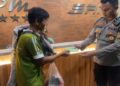Polisi di Padang Ini Bantu Warga Jabar yang Tak Punya Uang untuk Pulang Kampung 4 Polisi di Padang Ini Bantu Warga Jabar yang Tak Punya Uang untuk Pulang Kampung