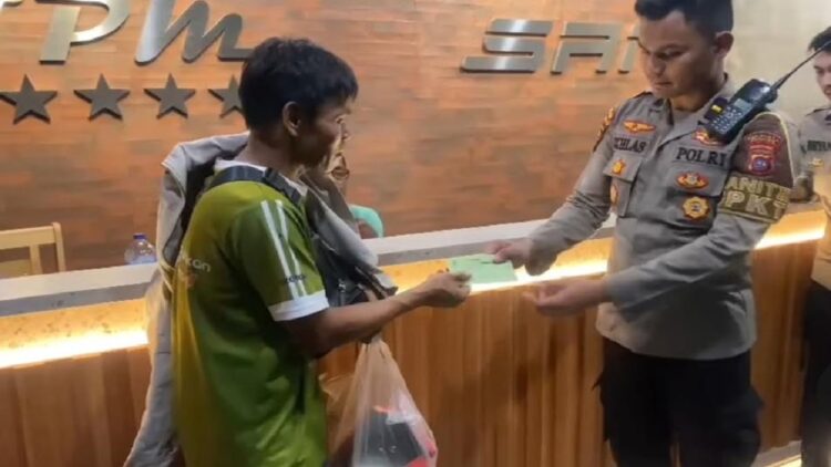 Polisi di Padang Ini Bantu Warga Jabar yang Tak Punya Uang untuk Pulang Kampung 1 KA SPKT Unit III Polresta Padang Ipda Ikhlas memberikan bantuan kepada warga Jabar yang ingin pulang kampung. (Foto: Dok. Istimewa)
