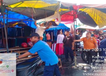 Tim Gabungan Disdag Padang Sapu Bersih PKL yang Tinggalkan Lapak Dagangan di Pasar Raya