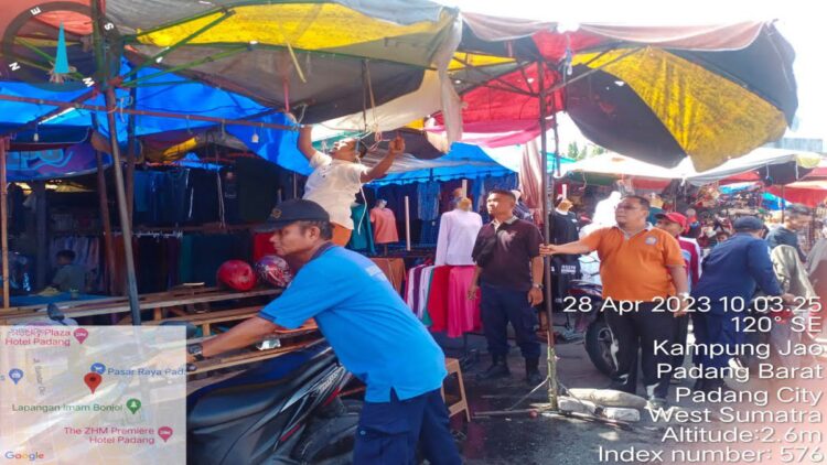 Tim Gabungan Disdag Padang Sapu Bersih PKL yang Tinggalkan Lapak Dagangan di Pasar Raya 1 Penertiban PKL di kawasan Pasar Raya pada Jumat (28/4/2023) pagi. (Foto: Dok. Disdag Padang)