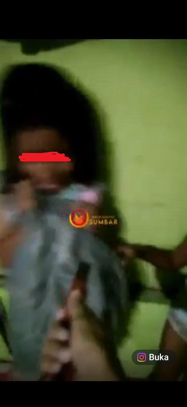 Viral Video Bocah Histeris Ditodongkan Pisau oleh Seorang Wanita, Polisi Turun Tangan 1 Tangkapan layar bocah yang ditodongkan pisau oleh seorang wanita. (Foto: Dok. Instagram matarakyatsumbar)