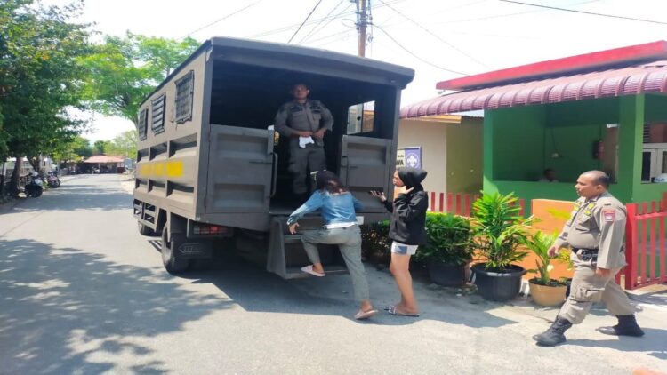 10 Orang Ditangkap Satpol PP Padang di Penginapan, 2 Berstatus PSK 1 2 wanita yang berstatus PSK dikirim Satpol PP ke Dinas Sosial. (Foto: Dok. Radarsumbar.com)