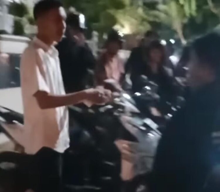 Aksi sekelompok preman memalak pengendara yang parkir di depan Masjid Al Hakim Padang. (Foto: Dok. Istimewa)