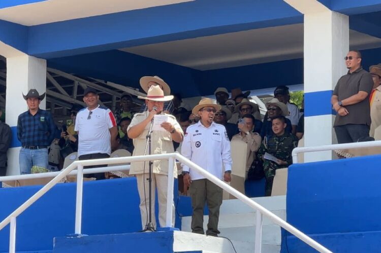 Buka Tanah Datar Open Race dan Tradisional, Prabowo Siap Kirim Kuda Unggulan ke Sumbar 1 Prabowo Subianto membuka Pacu Kuda Wirabraja Tanah Datar Open Race dan Tradisional, Minggu (30/4/2023). (Foto: Dok. Istimewa)