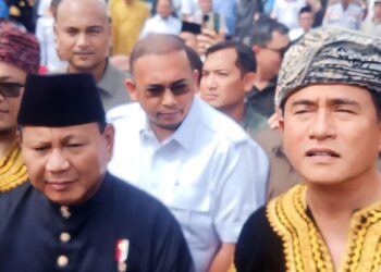 Ketua Umum PBB, Yusril Ihza Mahendra mendampingi Menteri Pertahanan (Menhan), Prabowo Subianto saat berkunjung ke Istano Basa Pagaruyung. (Foto: Dok. Muhammad Aidil)