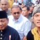 Ketua Umum PBB, Yusril Ihza Mahendra mendampingi Menteri Pertahanan (Menhan), Prabowo Subianto saat berkunjung ke Istano Basa Pagaruyung. (Foto: Dok. Muhammad Aidil)