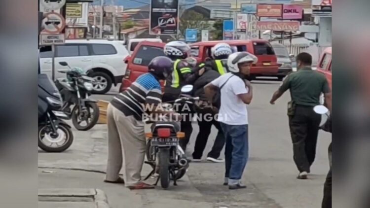 Tangkapan layar polisi membekuk pelaku curanmor di Kota Bukittinggi. (Foto: Dok. Instagram/@wartabukittinggi)