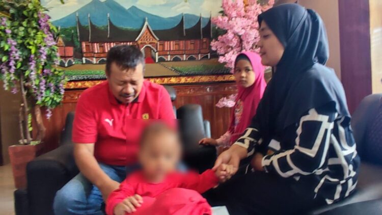 Sempat Hilang, Momen Haru Pertemuan Ibu dan Anak asal Deli Serdang di Agam 1 anak hilang ditemukan 1