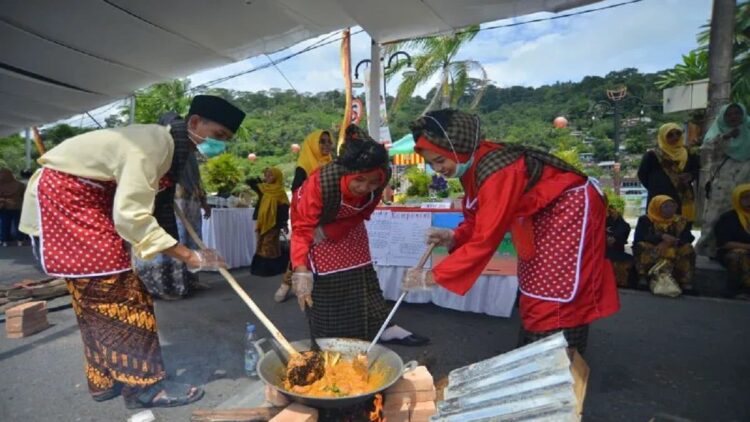 Peserta mengikuti Festival Marandang di tepian Sungai Batang Arau, Padang, Sumatera Barat, Selasa (25/4/2023). ANTARA FOTO/Iggoy el Fitra/rwa.