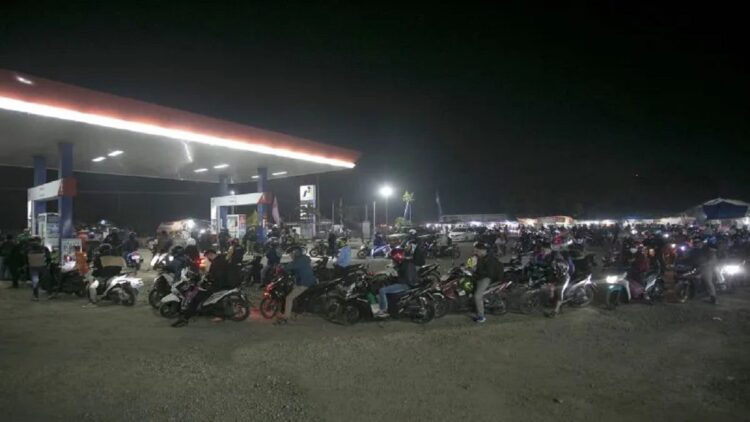Kehabisan BBM saat Terjebak Macet, Pertamina Siapkan 402 Motoris 1 Pemudik sepeda motor antre untuk mengisi bahan bakar minyak (BBM) di SPBU, Losarang Indramayu, Jawa Barat, Rabu (19/4/2023). ANTARA FOTO/Dedhez Anggara/nym.