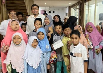 Braditi Moulevey atau dikenal dengan Bang levi berbagi dengan anak yatim. (dok. Istimewa)