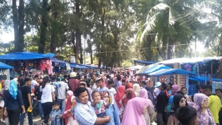 Ilustrasi - Wisatawan memadati objek wisata Pantai Gandoriah di Kota Pariaman, Sumatera Barat pada libur lebaran 2019. (ANTARA/Aadiaat M. S)