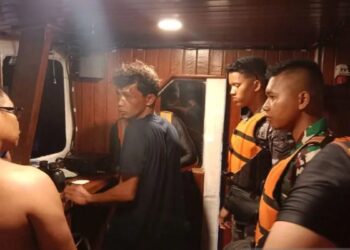 Tim gabungan mengevakuasi empat WNA dan dua WNI di perairan Kabupaten Kepulauan Mentawai, Selasa dini hari (25/4/2023). (Dok. SAR Mentawai)