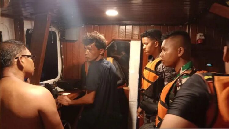 Kapal Alami Kerusakan Mesin, SAR Evakuasi Empat WNA di Perairan Mentawai 1 Tim gabungan mengevakuasi empat WNA dan dua WNI di perairan Kabupaten Kepulauan Mentawai, Selasa dini hari (25/4/2023). (Dok. SAR Mentawai)