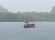 Gerak Cepat, Basarnas Evakuasi Perahu yang Terbalik di Laut Mentawai