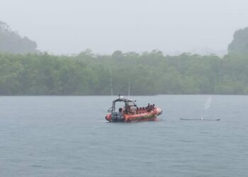Evakuasi dua masyarakat yang mengapung di perairan Kepulauan Mentawai usai perahu yang ditumpanginya terbalik akibat hujan badai. (Foto: Dok. Basarnas)