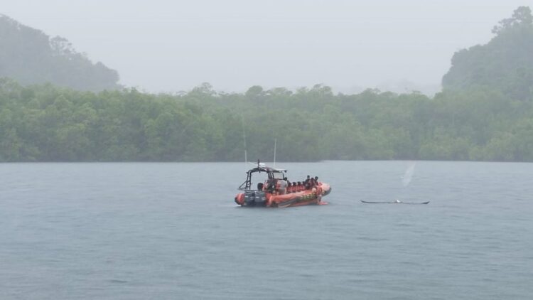 Evakuasi dua masyarakat yang mengapung di perairan Kepulauan Mentawai usai perahu yang ditumpanginya terbalik akibat hujan badai. (Foto: Dok. Basarnas)
