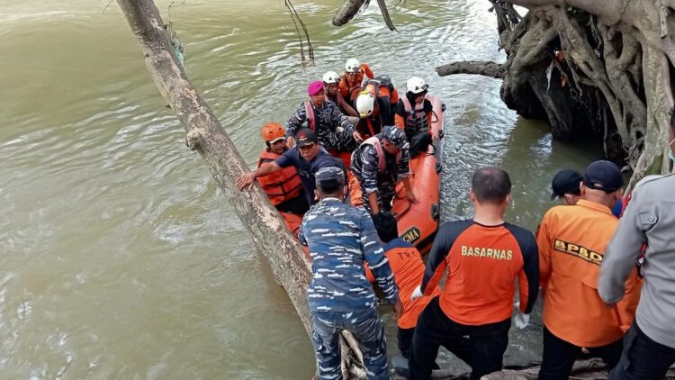 Remaja Diduga Diterkam Buaya di Pasbar Ditemukan Meninggal 1 Evakuasi jasad remaja yang diduga diterkam buaya di Kabupaten Pasaman Barat (Pasbar), Sabtu (1/4/2023) siang. (Foto: Dok. Basarnas)