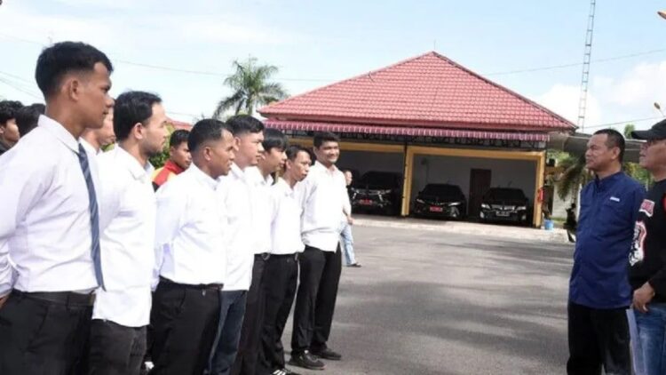 Pemko Pariaman Kirim 43 Pemuda dari Keluarga Miskin Bekerja di Korsel 1 Wali Kota Pariaman, Sumbar Genius Umar (dua kanan) memberikan arahan kepada pemuda yang akan bekerja di perusahaan produksi kapal di Korsel. (ANTARA/HO-Diskominfo Pariaman.)