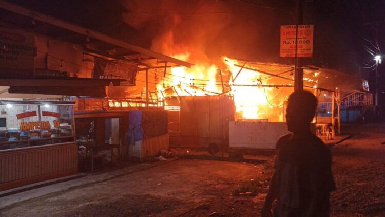 60 Petugas Damkar Padang Dikerahkan Demi Jinakkan Api di Warung Nasi Goreng Ini 1 kebakaran warung nasi goreng