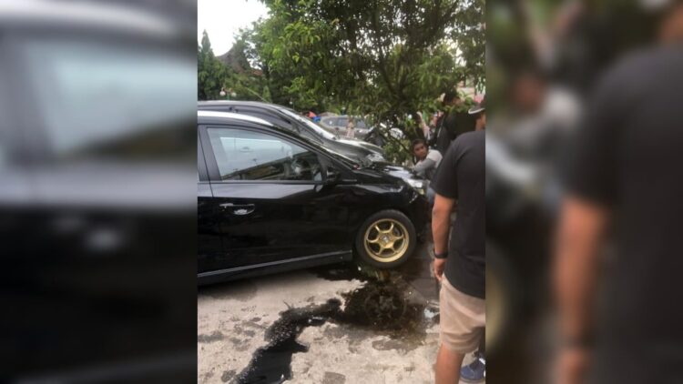 Diduga Hindari Kejaran Polisi, Dua Mobil Tabrakan di Pasar Raya Padang 1 Diduga menghindari polisi, dua mobil terlibat kecelakaan di Pasar Raya Padang. (Dok. Istimewa)
