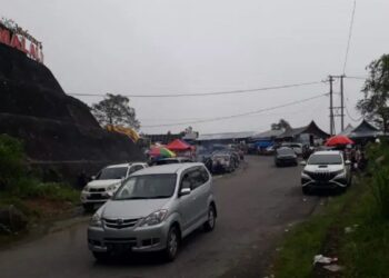 Kendaraan sedang melintasi jalur Sicincin-Malalak. (Dok. Antara)