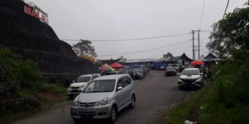 Kendaraan sedang melintasi jalur Sicincin-Malalak. (Dok. Antara)