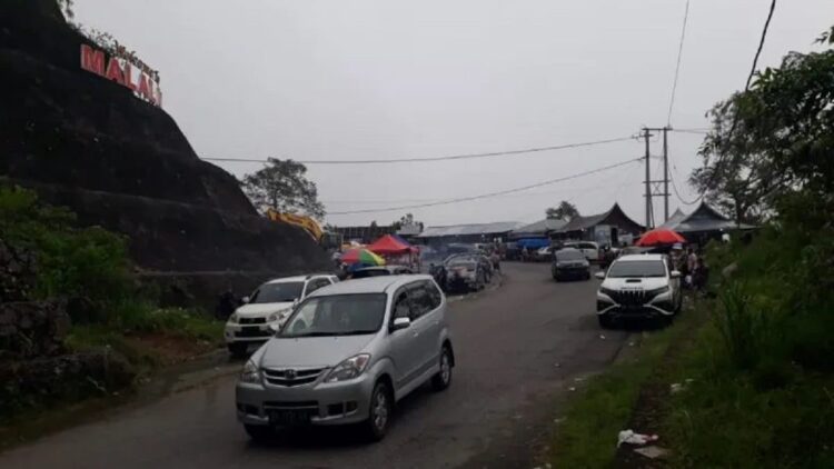 BPBD Agam: Waspada Longsor di Jalur Sicincin-Malalak 1 Kendaraan sedang melintasi jalur Sicincin-Malalak. (Dok. Antara)