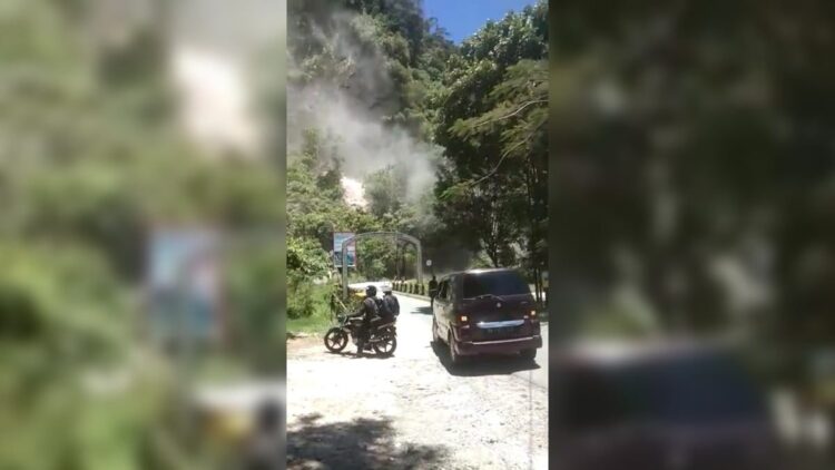 Gempa Goncang Bukittinggi, Ngarai Sianok Runtuh dan Ada Retakan 1 Kondisi Ngarai Sianok yang runtuh setelah gempa menghentak di Bukittinggi. (Dok. Istimewa)