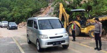 Longsor di Jalur Lintas Sijunjung kini sudah bisa dilalui kendaraan. (Dok. Istimewa)