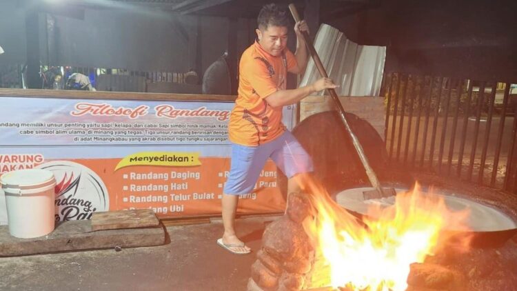 Dilema Penjual Rendang saat Harga Daging Sapi Naik 1 memasak rendang