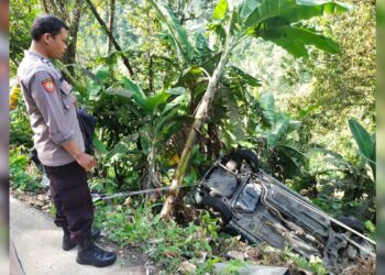 Mobil masuk jurang di Lubuk Paraku. (Dok. Istimewa)