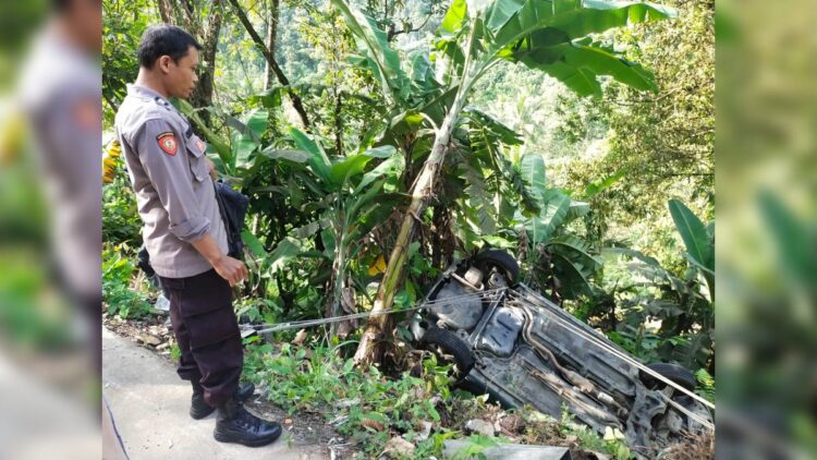 Mobil masuk jurang di Lubuk Paraku. (Dok. Istimewa)