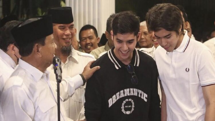 Al Ghazali dan El Rumi Gabung Gerindra, Prabowo: Kita Dapat Bantuan Kekuatan Milenial 1 Anak Ahmad Dhani, Al Ghazali dan El Rumi bergabung dengan Partai Gerindra (Foto: Rifkianto Nugroho/Detik.com)
