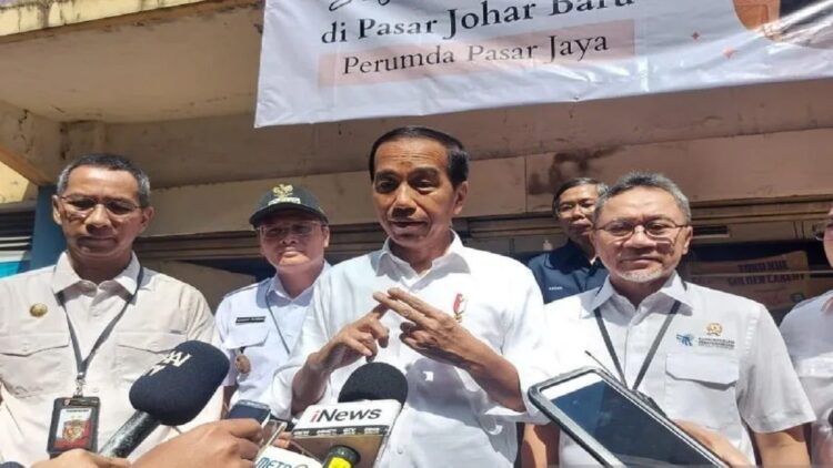 Presiden Joko Widodo memberikan keterangan di Pasar Johar Baru, Jakarta, Rabu (4/4/2023). (ANTARA/Mentari Dwi Gayati)