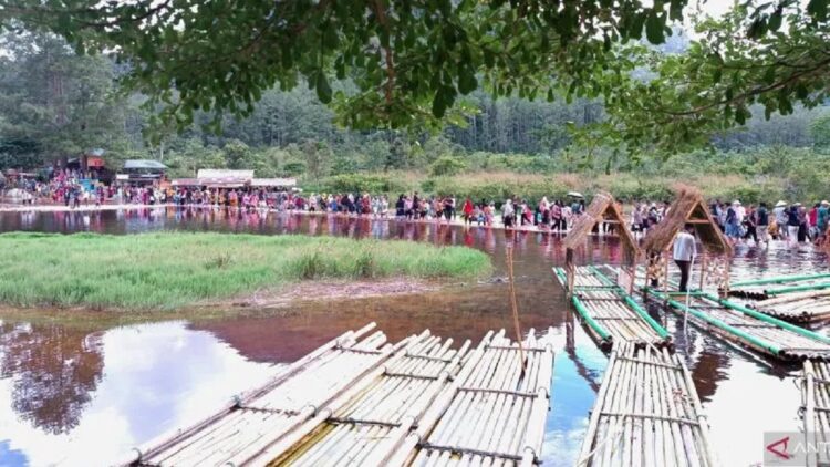 Rakit menjadi salah satu daya tarik Wakanda Taram. (Dok. ANTARA/Miko Elfisha)