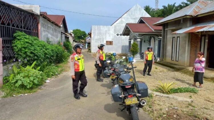 Satuan Tugas Preventif Operasi Ketupat Singgalang 2023 Polres Pasaman Barat saat melakukan patroli ke perumahan warga yang ditinggal saat mudik Lebaran 2023. (Dok. Antara)
