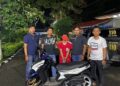Tim Tenggiri Polsek Tanjungmutiara bersama dengan pelaku pencurian sepeda motor. (Dok Humas Polres Agam)